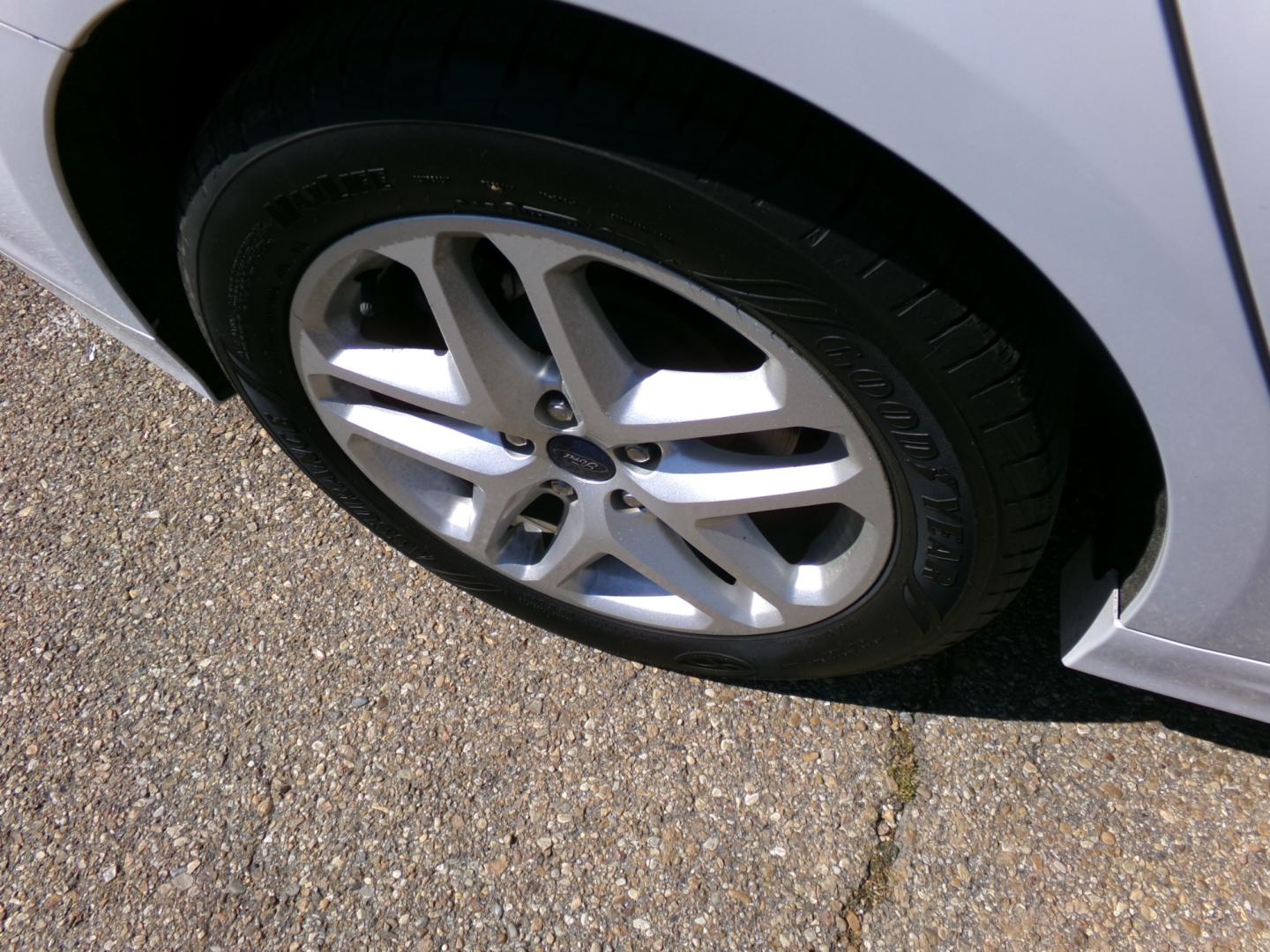 2015 White /Black Ford Fusion SE (1FA6P0H70F5) with an 2.5L L4 DOHC 16V engine, automatic transmission, located at 401 First NE, Bearden, AR, 71720, (870) 687-3414, 33.726528, -92.611519 - Photo#4